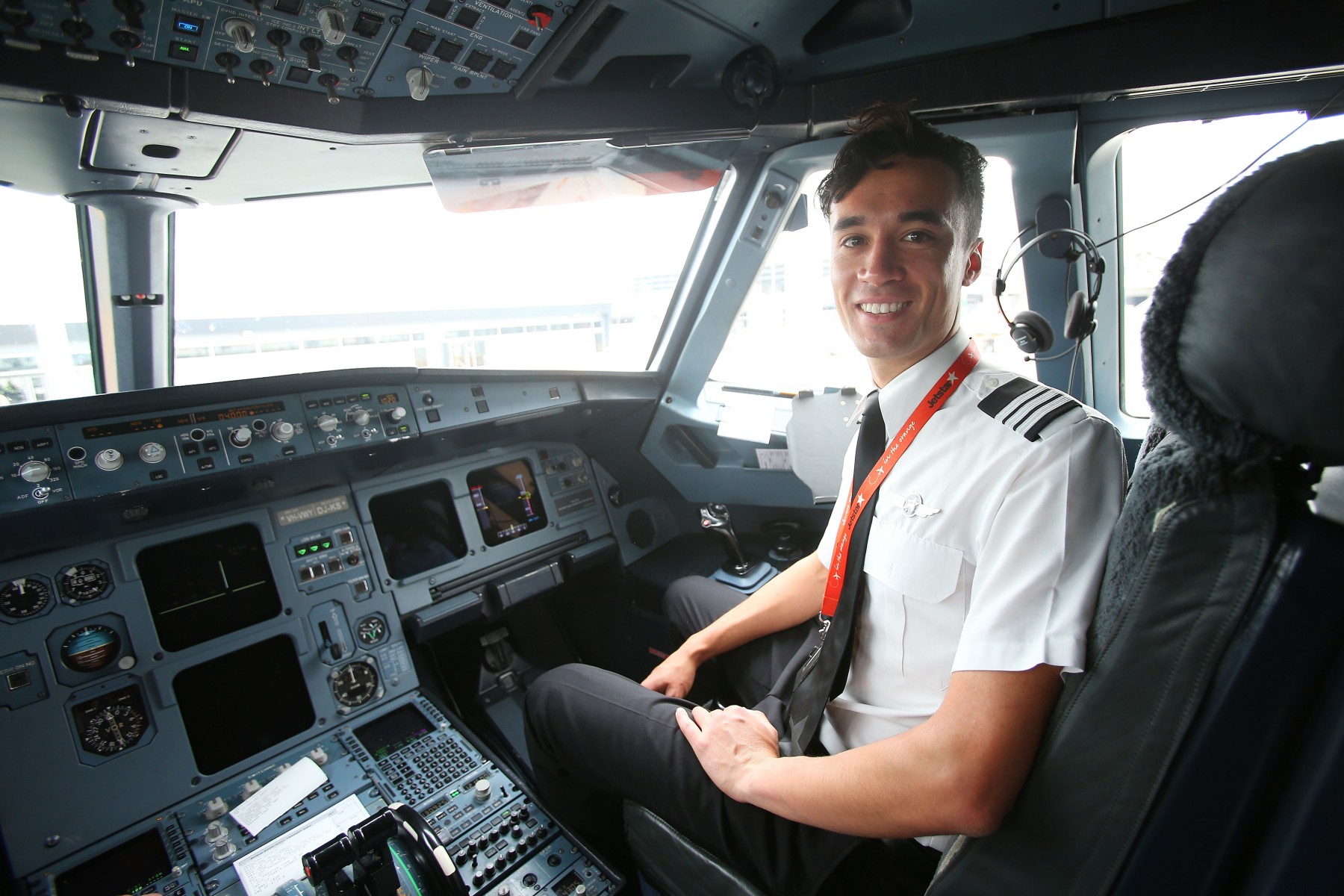 Esta formación le otorgará la confianza como este joven piloto a bordo de su avion de linea.