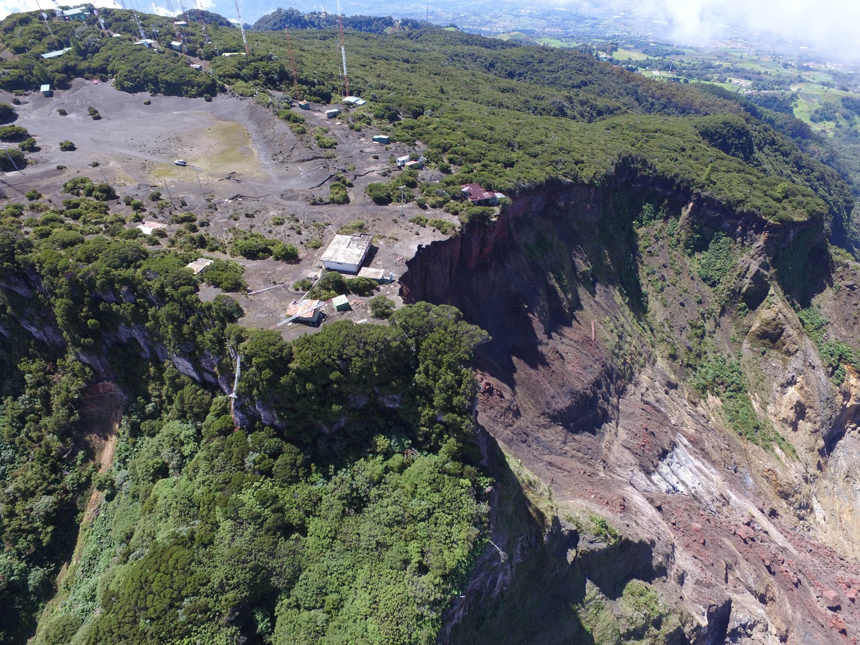 Vista lateral desde dron del borde del deslizamiento del Irazú